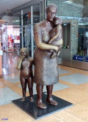 El Mundo de Teresa. Escultura en bronce de Beatriz Kohn, Caracas. 